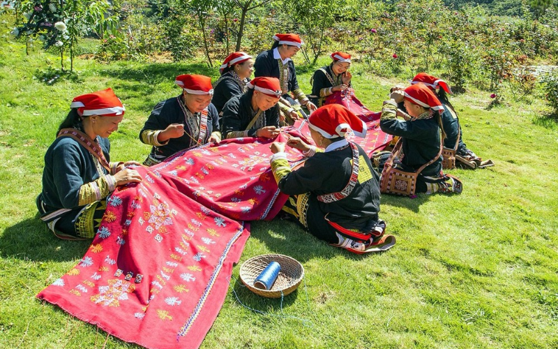 Sapa culture with stories of ethnic life and traditions in the Northern highlands 15 Education Bridges Past And Future, Strengthening Sapa Culture