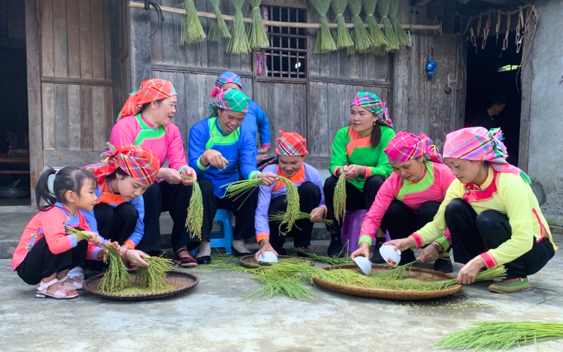 Sapa culture with stories of ethnic life and traditions in the Northern highlands 10 Giay Attire A Vibrant Narrative Of Sapa Culture And Artistic Skill